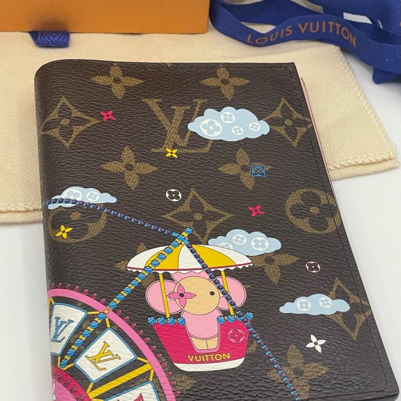 Louis Vuitton - Vivienne Passport Cover | Christmas Limited Edition - Giftable - Picture 13 of 16